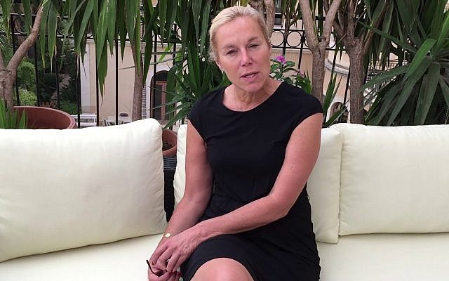 Sigrid Kaag, la ministre néerlandaise du Commerce extérieur et de la Coopération pour le développement, ancienne employée de l'UNRWA pour l'aide aux Palestiniens, et épouse d'un ancien diplomate de l'Autorité palestinienne. (Capture d'écran YouTube)