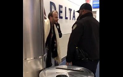 Le passager arrêté après un vol de la Delta Airlines, au mois de novembre 2018 (Crédit :  Facebook)