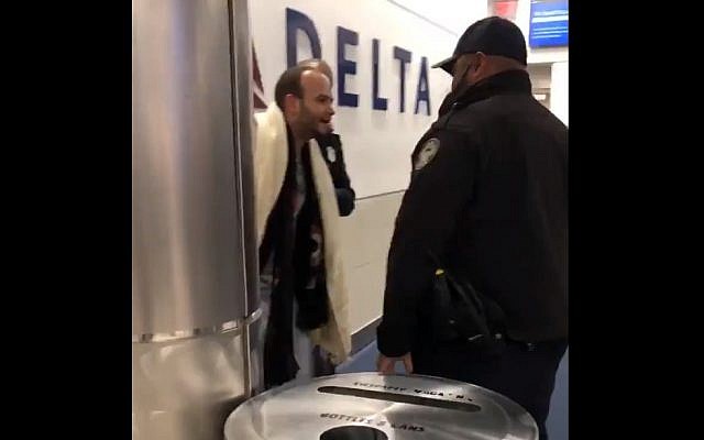 Le passager arrêté après un vol de la Delta Airlines, au mois de novembre 2018 (Crédit :  Facebook)