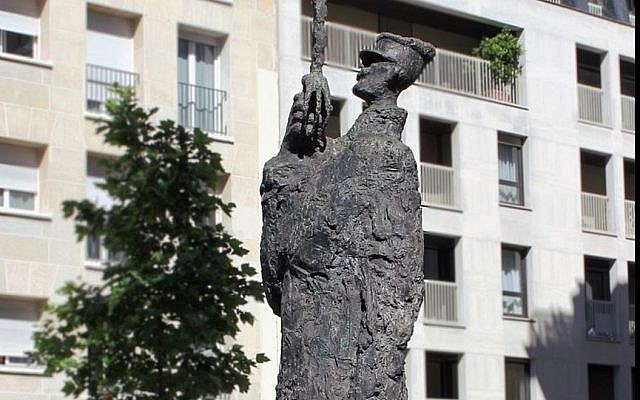 Hommage au capitaine Dreyfus est une statue de l'artiste français Louis Mitelberg, installée place Pierre-Lafue, Paris (Crédit: Ashrane/Wikimedia Commons) Hommage au capitaine Dreyfus est une statue de l'artiste français Louis Mitelberg, installée place Pierre-Lafue, Paris (Crédit: Ashrane/Wikimedia Commons)