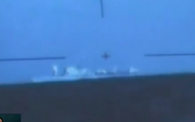 Séquence d'illustration d'un reportage de la Dixième chaîne sur un sous-marin israélien qui a coulé un bateau de réfugiés libanais en 1982, tuant 25 personnes, diffusé le 22 novembre 2018 (Capture d'écran : Dixième chaîne) Séquence d'illustration d'un reportage de la Dixième chaîne sur un sous-marin israélien qui a coulé un bateau de réfugiés libanais en 1982, tuant 25 personnes, diffusé le 22 novembre 2018 (Capture d'écran : Dixième chaîne)