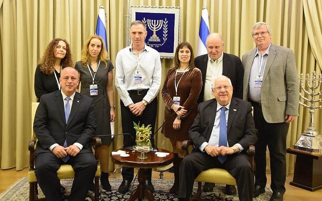 Les organisateurs de la conférence de la GIL avec le président Rivlin et le vice-président de la Knesset, le député Yehiel Bar, en 2017 à la résidence du président de Jérusalem (Crédit : autorisation)