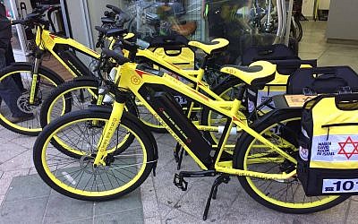 Vélo médicalisé et électrique du Magen David Adom qui permettent aux volontaires non-actifs de se rendre sur les lieux d'un accident rapidement, en attendant l'arrivée de l'ambulance (Crédit: Ariel El Maleh MDA)