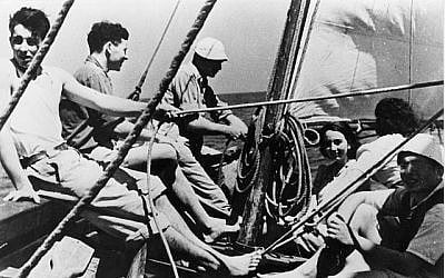 Entraînement naval du Palmach à Césarée, 1944. (Archives photographiques du Musée du Palmach, domaine public/Wikimedia Commons) Entraînement naval du Palmach à Césarée, 1944. (Archives photographiques du Musée du Palmach, domaine public/Wikimedia Commons)