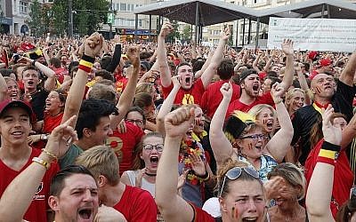 Illustration : Des fans de football belges se réjouissent après le but de la Belgique en regardant les quarts de finale de la Coupe du Monde Russie 2018 entre le Brésil et la Belgique, à Woluwe, Bruxelles, le 6 juillet 2018. (AFP Photo/Belga/Nicolas Maeterlinck)