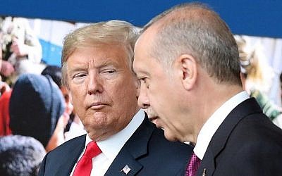 Le président américain Donald Trump et son homologue turc Recep Tayyip Erdogan au sommet de l'OTAN à Bruxelles, le 11 juillet 2018. (Crédit : AFP/Pool/Tatyana Zenkovich) Le président américain Donald Trump et son homologue turc Recep Tayyip Erdogan au sommet de l'OTAN à Bruxelles, le 11 juillet 2018. (Crédit : AFP/Pool/Tatyana Zenkovich)