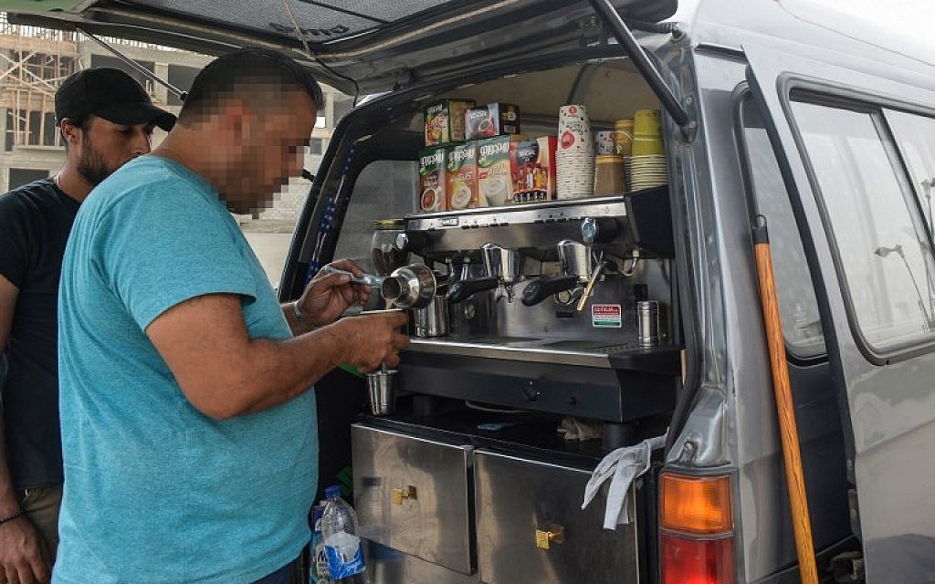 Un réfugié syrien prépare un café dans son camion, au Caire, le 23 octobre 2018. (Crédit : Mohamed el-Shahed / AFP)