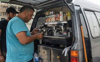 Un réfugié syrien prépare un café dans son camion, au Caire, le 23 octobre 2018. (Crédit : Mohamed el-Shahed / AFP)