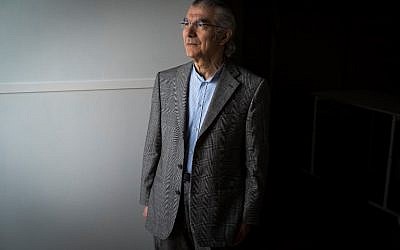 Le galeriste franc-libanais Claude Lemand à Pairs le 26 novembre 2018. (Crédit : Lionel BONAVENTURE / AFP)
