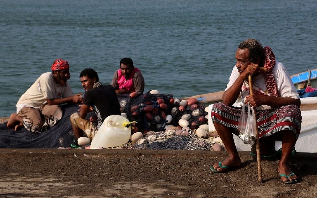 Des pêcheurs yéménites attendent sur le rivage de la mer Rouge dans la ville de Hodeida, le 25 novembre 2018. (Crédit : STR / AFP) Des pêcheurs yéménites attendent sur le rivage de la mer Rouge dans la ville de Hodeida, le 25 novembre 2018. (Crédit : STR / AFP)