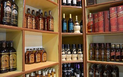 Des étalages d'alcool à Mossoul, le 17 octobre 2018. (Crédit : Zaid AL-OBEIDI / AFP)