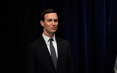Le conseiller principal du président des États-Unis, Jared Kushner, est photographié avant d'être décoré de l'Ordre de l'Aigle aztèque du Mexique par le président mexicain Enrique Pena Nieto à Buenos Aires, le 30 novembre 2018, en marge du Sommet des dirigeants du G20. (SAUL LOEB / AFP)