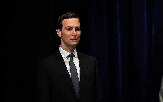 Le conseiller principal du président des États-Unis, Jared Kushner, est photographié avant d'être décoré de l'Ordre de l'Aigle aztèque du Mexique par le président mexicain Enrique Pena Nieto à Buenos Aires, le 30 novembre 2018, en marge du Sommet des dirigeants du G20. (SAUL LOEB / AFP)