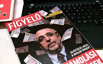 La couverture du magazine hongrois 'Figyelo' (Attention) avec un portrait d'Andras Heisler, chef de la Fédération des communautés juives de Hongrie,   (Mazsihisz), le 30 novembre 2018 à Budapest. La plus grande organisation juive de Hongrie a condamné l'“incitation” contre son dirigeant après avoir été représenté en couverture d'un important hebdomadaire pro-gouvernemental entouré de billets de banque. (Attila Kisbenedek/AFP)