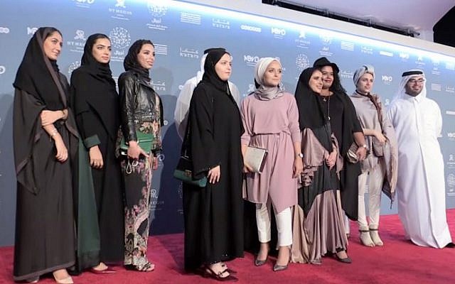 Des cinéastes qataries posent sur le tapis rouge à Doha pour la 6ème édition du festival du film de Ajyal, le 29 novembre 2018. '(Crédit : Anne LEVASSEUR / AFPTV / AFP)
