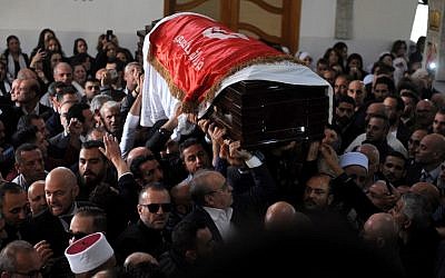 Funérailles de Mohammed Abu Diab, un garde du corps de l'ancien ministre libanais Wiam Wahhab, proche du groupe terroriste chiite libanais du Hezbollah, décédé des suites de ses blessures lors d'un raid de la police au domicile de ce dernier, à Beyrouth, le 2 décembre 2018. (Crédit : Mustafa JAMALEDDINE / AFP)