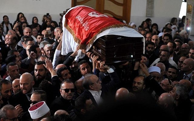 Funérailles de Mohammed Abu Diab, un garde du corps de l'ancien ministre libanais Wiam Wahhab, proche du groupe terroriste chiite libanais du Hezbollah, décédé des suites de ses blessures lors d'un raid de la police au domicile de ce dernier, à Beyrouth, le 2 décembre 2018. (Crédit : Mustafa JAMALEDDINE / AFP)