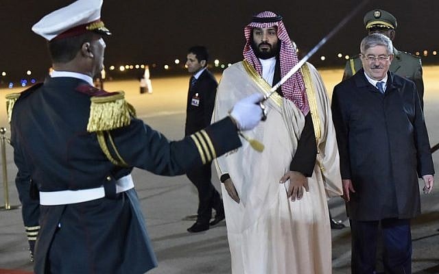 Le prince héritier saoudien Mohammed ben Salmane (au centre) reçu par le Premier ministre algérien Ahmed Ouyahia (à droite) à l'aéroport d'Alger, le 2 décembre 2018. (Crédit : RYAD KRAMDI / AFP) Le prince héritier saoudien Mohammed ben Salmane (au centre) reçu par le Premier ministre algérien Ahmed Ouyahia (à droite) à l'aéroport d'Alger, le 2 décembre 2018. (Crédit : RYAD KRAMDI / AFP)