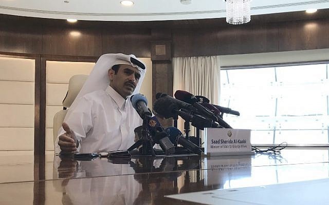 Saad Sherida Al-Kaabi, ministre de l'Energie au Qatar, annonce la sortie de l'émirat de l'Opep, lors d'une conférence de presse à Doha, le 3 décembre 2018. (Crédit : Anne LEVASSEUR / AFP)