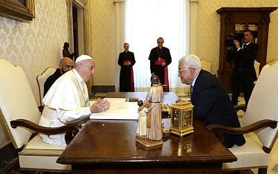 Le pape François reçoit le président de l'Autorité palestinienne Mahmoud Abbas, au Vatican le 3 décembre 2018. (Crédit : Andrew Medichini / POOL / AFP)