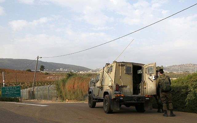 Des soldats israéliens devant un véhicule militaire près de Metula, le 4 décembre 2018. (Crédit : JALAA MAREY / AFP)