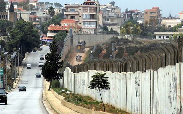 This picture taken on December 4, 2018 Le village de Kfar Kila au sud du Liban, montre la frontière avec Israël, le 4 décembre 2018. Des véhicules israéliens sont visibles à droite et des véhicules libanais et des Nations unies à gauche. (Crédit :Ali DIA / AFP)