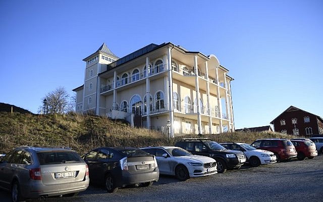 Des voitures sont garées devant le château de Johannesberg à Rimbo, 50 km au nord de Stockholm, où doivent se dérouler les pourparlers sur le conflit au Yémén, le 5 décembre 2018. (Crédit :  Stina STJERNKVIST / TT News Agency / AFP)