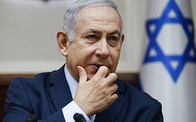 Le Premier ministre israélien Benjamin Netanyahu lors de la réunion hebdomadaire de cabinet à Jérusalem, le 9 décembre 2018 (Crédit : Oded Balilty / POOL / AFP)