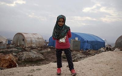 La petite syrienne Maya Merhi au camp arès une intervention pour placer des prothèses aux jambes, le 9 décembre 2018. (Crédit : Aaref WATAD / AFP)