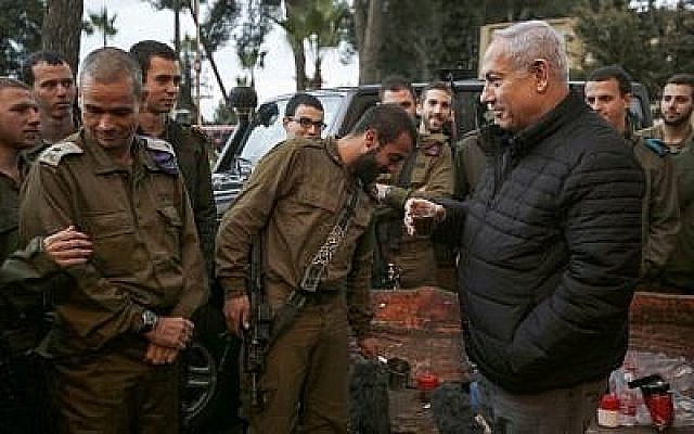 Le Premier ministre Benjamin Netanyahu (à droite) rencontre des soldats dans la ville de Safed, au nord du pays, le 11 décembre 2018. (Jalaa Marey/AFP) Le Premier ministre Benjamin Netanyahu (à droite) rencontre des soldats dans la ville de Safed, au nord du pays, le 11 décembre 2018. (Jalaa Marey/AFP)