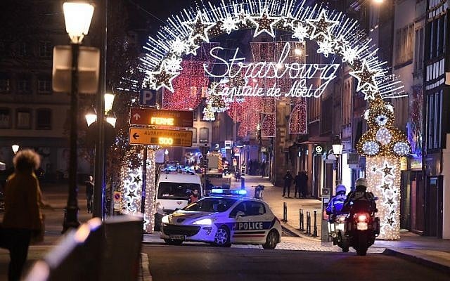 Une voiture de police patrouille dans les rues de Strasbourg après une fusillade le 11 décembre 2018. (Crédit : Frederick FLORIN / AFP) Une voiture de police patrouille dans les rues de Strasbourg après une fusillade le 11 décembre 2018. (Crédit : Frederick FLORIN / AFP)