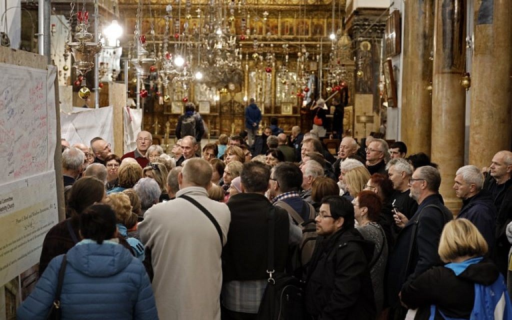 Un groupe de pèlerins se rend à l'Eglise de la Nativité en Cisjordanie, le 12 décembre 2018. (Crédit : THOMAS COEX / AFP)