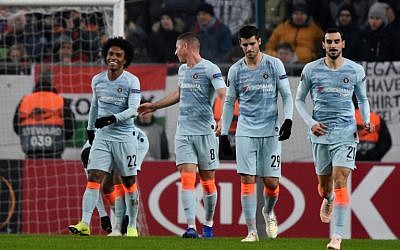 Le milieu de terrain brésilien de Chelsea Willian (G) est félicité par ses coéquipiers Ross Barkley, Álvaro Morata et Davide Zappacosta (D) après avoir marqué lors d'un match de football du Groupe UEFA Europa League entre MOL Vidi FC et Chelsea le 13 décembre 2018, à Budapest, Hongrie. (Attila Kisbenedek/AFP)