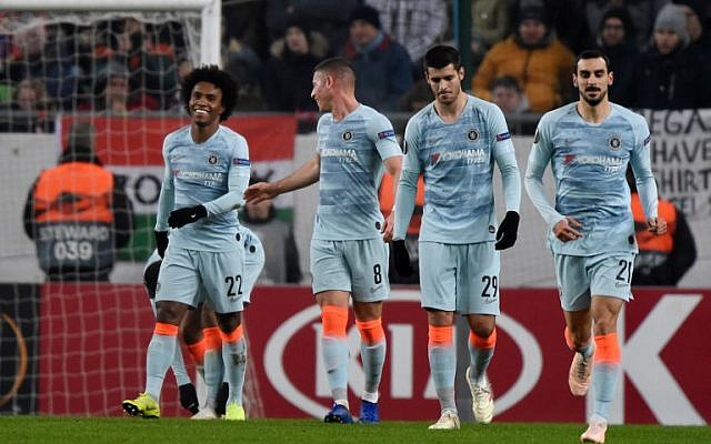 Le milieu de terrain brésilien de Chelsea Willian (G) est félicité par ses coéquipiers Ross Barkley, Álvaro Morata et Davide Zappacosta (D) après avoir marqué lors d'un match de football du Groupe UEFA Europa League entre MOL Vidi FC et Chelsea le 13 décembre 2018, à Budapest, Hongrie. (Attila Kisbenedek/AFP)