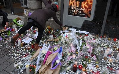 Des bougies à un mémorial artisanal en hommage aux victimes de Cherif Chekatt, le 14 décembre 2018, au marché de noël de Strasbourg, le 14 décembre 2018 (Crédit :  Patrick HERTZOG / AFP)
