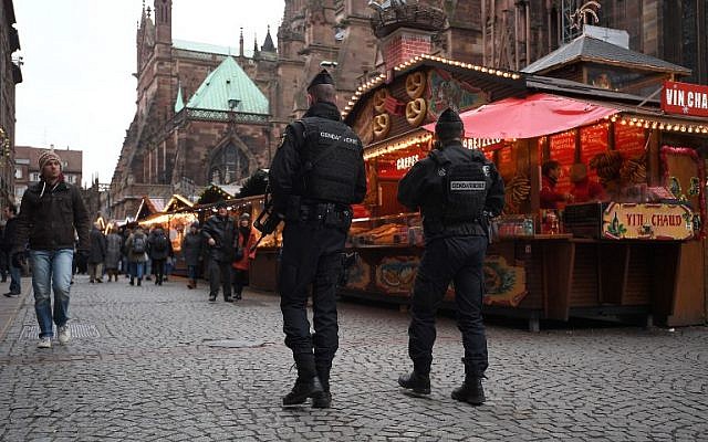 Les gendarmes patrouillent au marché de Noël de Strasbourg, le jour sa réouverture, le 14 décembre 2018 (Crédit : Patrick HERTZOG / AFP)