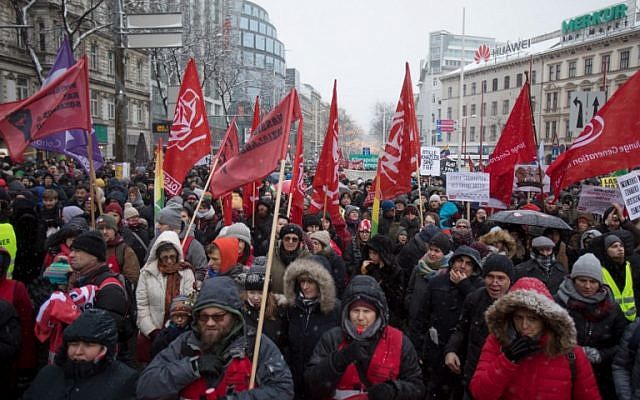Les manifestants lors d'un rassemblement organisé au premier anniversaire de la coalition gouvernementale formée entre les conservateurs et le parti de la Liberté d'extrême droite, le 15 décembre 2018 (Crédit :  ALEX HALADA / AFP)
