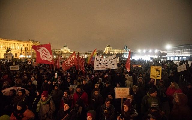 Les manifestants lors d'un rassemblement organisé pour le premier anniversaire de la coalition gouvernementale formée entre les conservateurs et le parti de la Liberté d'extrême droite, le 15 décembre 2018 (Crédit :  ALEX HALADA / AFP)