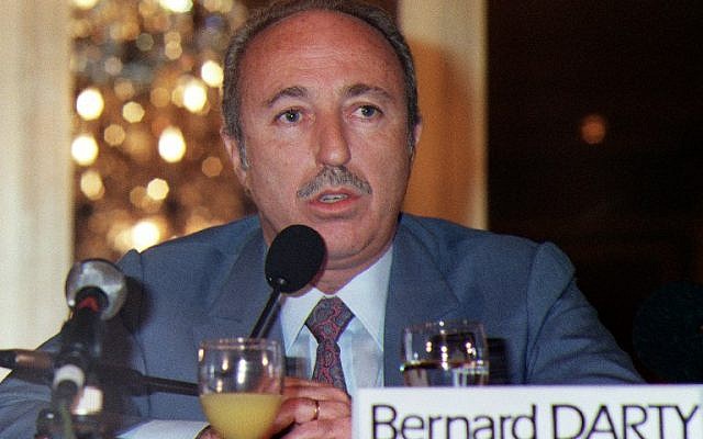 Sur cette photo d'archives prise le 5 mars 1988, Bernard Darty, président du directoire de Darty, le leader français de la distribution d'appareils électroménagers et électroniques, prononce un discours lors d'une réunion à Paris. (Crédit : GERARD FOUET / AFP)