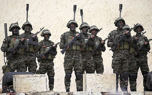 Des combattants palestiniens des brigades Ezzedine al-Qassam, branche militaire de l'organisation terroriste du Hamas, lors d'un rassemblement à Gaza City, le 16 décembre 2018. (Crédit : Said Khatib/AFP)