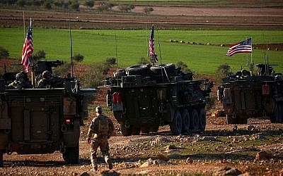 Des véhicules blindés des forces américaines circulent près du village de Yalanli, à la périphérie ouest de la ville de Manbij, au nord de la Syrie, le 5 mars 2017. (DELIL SOULEIMAN/AFP)