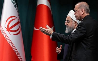 Le président iranien Hassan Rouhani et son homologue turc Recep Tayyip Erdogan lors d'une conférence de presse conjointe à Ankara, le 20 décembre 2018. (Crédit : Adem ALTAN / AFP)