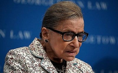 La juge à la Cour suprême américaine Justice Ruth Bader Ginsburg donne une conférence à la faculté de droit de l'université de Georgetown à Washington, DC, le 26 septembre 2018. (Crédit : Alex Wong/Getty Images North America/AFP)