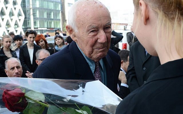 Simcha "Kazik" Rotem, 89 ans, lors d'une visite à Varsovie, à l'endroit même où lui et des douzaines de camarades avaient fui les nazis pendant le soulèvement du ghetto, 70 ans après, le 18 avril 2013 (Crédit : Janek SKARZYNSKI / AFP) Simcha "Kazik" Rotem, 89 ans, lors d'une visite à Varsovie, à l'endroit même où lui et des douzaines de camarades avaient fui les nazis pendant le soulèvement du ghetto, 70 ans après, le 18 avril 2013 (Crédit : Janek SKARZYNSKI / AFP)