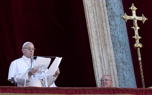 Le Pape François prononce son traditionnel Urbi et Orbi depuis la place Saint Pierre, au Vatican, le 25 décembre 2018. (Crédit : Tiziana FABI / AFP) Le Pape François prononce son traditionnel Urbi et Orbi depuis la place Saint Pierre, au Vatican, le 25 décembre 2018. (Crédit : Tiziana FABI / AFP)