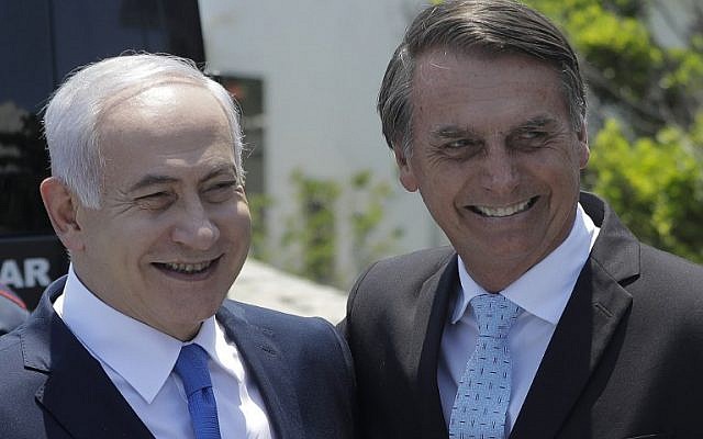 Le Premier ministre Benjamin Netanyahu, à gauche, est accueilli par le président brésilien élu  Jair Bolsonaro au fort de Copacabana, à Rio de Janeiro, au Brésil, le 28 décembre 2018 (Crédit : Leo CORREA / POOL / AFP)