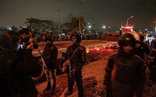 Les membres des forces égyptiennes de sécurité gardent la scène d'un attentat contre un bus touristique dans la province de Giza, au sud de la capitale du Caire, le 28 décembre 2018 (Crédit :  MOHAMED EL-SHAHED / AFP)