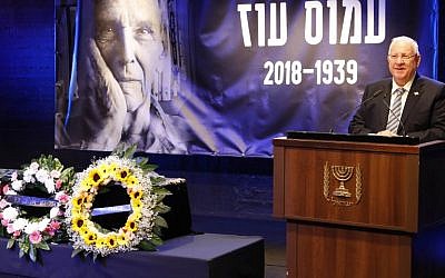 Le président israélien Reuven Rivlin prononce un discours lors d'une cérémonie à la mémoire de l'écrivain israélien Amos Oz, décédée le 31 décembre 2018 à Tel Aviv. (Crédit : Jack GUEZ / AFP)