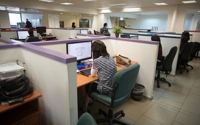 A titre d'illustration : Une juive ultra-orthodoxe travaille sur un ordinateur à son bureau dans les locaux de la société de logiciels Comax à Holon près de Tel Aviv, le 17 avril 2016. (AFP Photo/Menahem Kahana) A titre d'illustration : Une juive ultra-orthodoxe travaille sur un ordinateur à son bureau dans les locaux de la société de logiciels Comax à Holon près de Tel Aviv, le 17 avril 2016. (AFP Photo/Menahem Kahana)