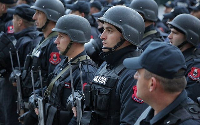 Des forces spéciales de la police albanaise avant le match entre l'Abanie et Israël, à Elbasan, le 12 novembre 2016. (Crédit ; AFP / GENT SHKULLAKU Des forces spéciales de la police albanaise avant le match entre l'Abanie et Israël, à Elbasan, le 12 novembre 2016. (Crédit ; AFP / GENT SHKULLAKU
